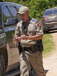 Příslušník texaské policie na místě činu střelby