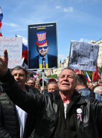 Lidé na Václavském náměstí také drželi transparenty s nápisy „Chceme zpět levné energie“ nebo „Pryč s NATO“ a někteří nesli vlajky KSČM