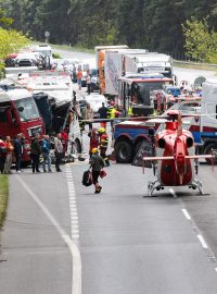 Nehoda autobusu a kamionu na slovenské dálnici D2