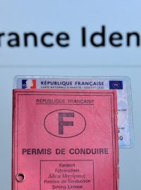 Francouzský ministr vnitra GD upřesnil, že se i nadále budou vydávat klasické řidičské průkazy