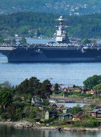 Největší americká letadlová loď USS Gerald Ford míří do Osla