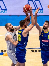 Souboj pod košem v podání basketbalistů Děčína a Opavy v prvním finálovém utkání