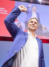 Novým šéfem SPÖ byl po zjištění chyby oznámen Andreas Babler (vlevo) místo původně vyhlášeného Hanse Petera Doskozila (vpravo)