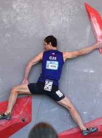 Adam Ondra v sobotu na mistrovství světa v Bernu soutěží v kombinaci