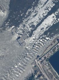 Satelitní snímek Kachovské přehrady po zničení
