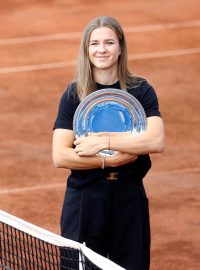 Karolína Muchová s trofejí za finále Roland Garros