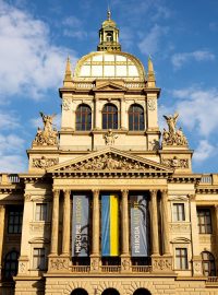 Aktivista nabádal k odstranění ukrajinské vlajky z budovy Národního muzea (ilustrační foto)