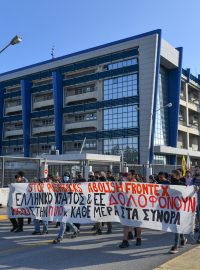 Protest v Řecku poté, co se u jeho březí potopila loď s uprchlíky na palubě