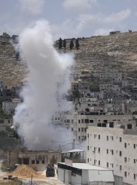 Izraelská armáda potvrdila, že ve městě provedla úder z vrtulníku, aby mohla evakuovat vojáky, jejichž vozidlo zasáhlo výbušné zařízení