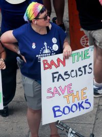Lidé protestují proti summitu Moms for Liberty ve Filadelfii v Pensylvánii (ilustrační foto)