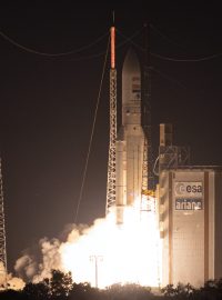 Třiapadesát metrů vysoká raketa s dvojicí vojenských satelitů odstartovala z vesmírného přístavu v Kourou ve Francouzské Guyaně