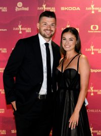Hokejista Tomáš Hertl s manželkou Anetou na galavečeru Zlatá hokejka