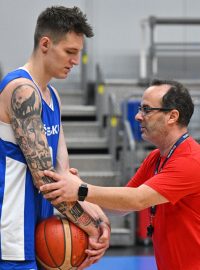 Basketbalista Vít Krejčí a trenér Diego Ocampo