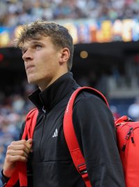 Jakub Menšík hrál v den svých 18. narozenin na druhém největším kurtu areálu US Open