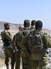 Izraelští vojáci na hlídce na Západním břehu Jordánu