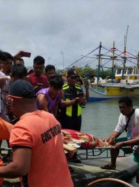 V Jihočínském moři zemřeli tři filipínští rybáři poté, co do jejich lodi narazil ropný tanker