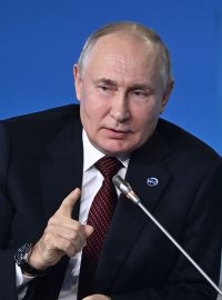 Ruský prezident Vladimir Putin se účastní plenárního zasedání v rámci 20. výročního zasedání Valdajského diskusního klubu s názvem „Spravedlivá multipolarita: jak zajistit bezpečnost a rozvoj pro všechny“ v Soči