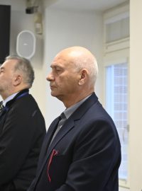 Ředitel firmy Energoaqua Oldřich Havelka (druhý zprava) při vynášení rozsudku před okresním soudem ve Vsetíně