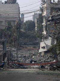 Izraelské nálety zničily přes noc stovky budov v pásmu Gazy, uvedl civilní obrana na palestinském území ovládaném Hamásem