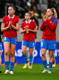 České fotbalistky tlesksají rekordní návštěvě na ženský národní tým
