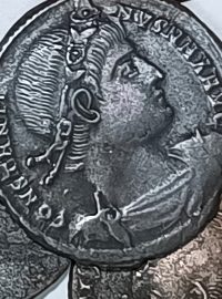 Desítky tisíc bronzových mincí z dob římského impéria vyzvedly italské úřady z mořského dna na severu Sardinie