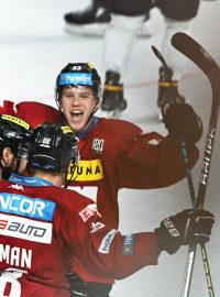 Hokejisté Sparty slaví výhru nad Plzní