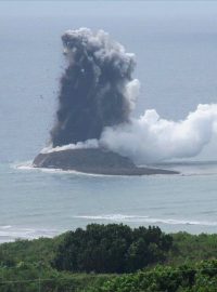 Po podmořské erupci vznikl jižně od Tokia ostrůvek