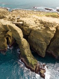 Slavná přírodní atrakce na severu Tchaj-wanu - skalní oblouk zvaný Sloní chobot - se rozpadla a zřítila do moře