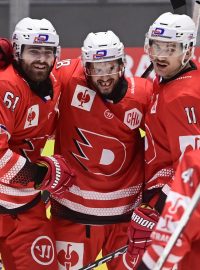 Hokejisté Pardubic se radují z branky do sítě Tampere v osmifinále Ligy mistrů
