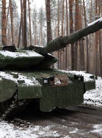 Ukrajinský tank Leopard 2A5 z 21. mechanizované brigády poblíž ukrajinského města Lyman (listopad 2023)
