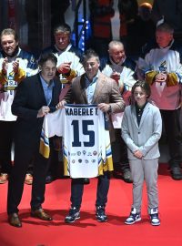 Bývalý hokejista Tomáš Kaberle s jeho synem Lukášem a majitelem kladenských Rytířů Jaromírem Jágrem při uvedení Tomáše Kaberleho do Síně slávy kladenského hokeje.