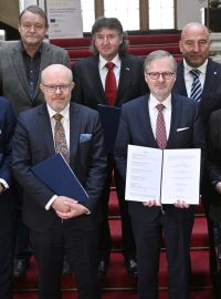 Viceprezident komory Jan Přáda (dole vlevo) po podpisu lékaře v nemocnicích vyzval, aby výpovědi z přesčasové práce stáhli