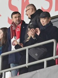 Pavel Tykač s Jaroslavem Tvrdíkem na tribuně při zápasu Evropské ligy mezi Slavií a Servette
