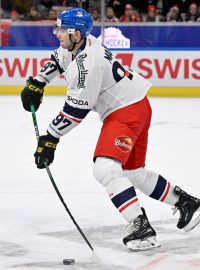 Český hokejový obránce Dominik Mašín zabojuje o účast na domácím mistrovství světa v Praze a Ostravě