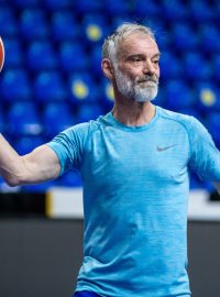 Herec Ivan Trojan trénuje s opavskými basketbalisty