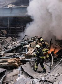 Ukrajinští hasiči bojují s následky ruského útoku v Charkově, 29. prosince 2023