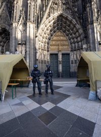 Němečtí policisté hlídají okolí katedrály i její okolí