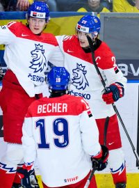 Čeští juniorští hokejisté slaví gól (ilustrační foto)