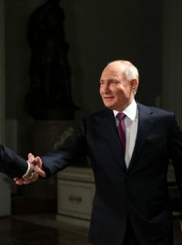 Vladimir Putin si podává ruku s moderátorem Tuckerem Carlsonem před rozhovorem v Kremlu