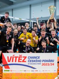 Hráči Black Volley Beskydy oslavují vítězství ve finále Českého poháru volejbalistů