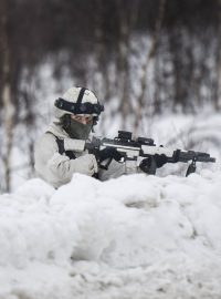 Voják při cvičení finské a švédské armády, 9. března 2024
