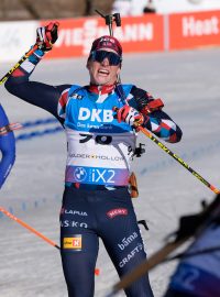 Šťastný Johan-Olav Botn v cíli sprintu