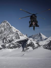 Vrtulník švýcarského letectva nad vysokohorským průsmykem Tete Blanche ve švýcarských Alpách (archivní foto)