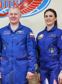 Tracy Dysonová (vlevo), velitel mise Oleg Novickij (uprostřed) a Marina Vasilevská (vpravo).