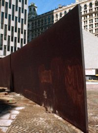 Tilted Arc (Nahnutý oblouk), stěna z rezivějící oceli, čeká 11. března 1989 na odstranění - Federal Plaza, Manhattan, New York