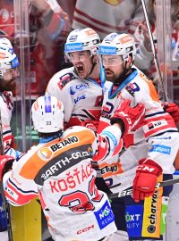 Hokejisté Pardubic slaví vítězství v prvním semifinálovém duelu play off proti Litvínovu