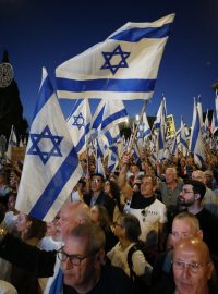 Izraelci protestují proti vládě premiéra Benjamina Netanjahua a na podporu rodin unesených u Knessetu v Jeruzalémě, 31. března 2024