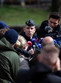 Plukovník Pierre-Yves Bardy, velitel četnické skupiny ve francouzském regionu Alpes-de-Haute-Provence, informuje o bezpečnostních opatřeních na místě nálezu ostatků,1. dubna 2024