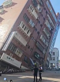 Částečně zřícená budova ve městě Chua-lien na východě Tchaj-wanu