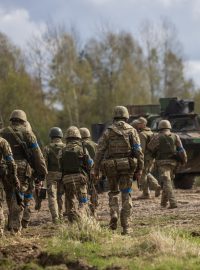 Ukrajinští vojáci při cvičení v Polsku
